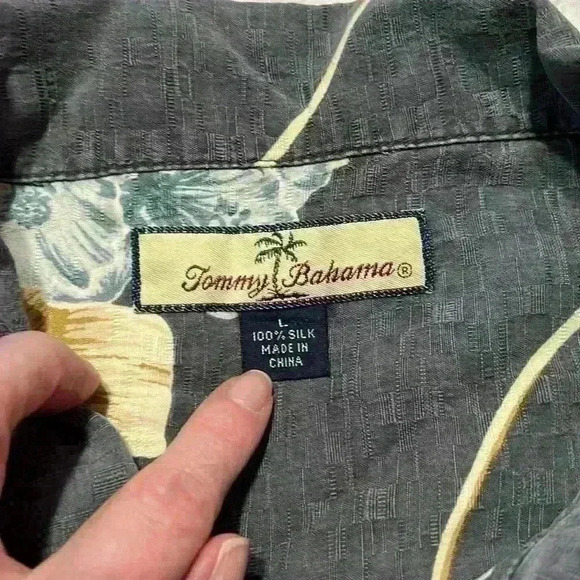 Tommy Bahama 100% Silk Hawaiian Floral Button Down Shirt. Men’s Size Large - Picture 4 of 10